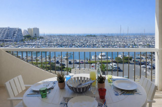 Djeunersurlaterrasseavecvuesurleport Djeunersurlaterrasseavecvuesurleport